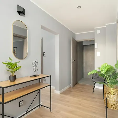 Stylish Two Bedroom With Parking Near Malta In By Renters Appartamento
