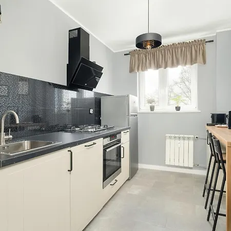 Stylish Two Bedroom With Parking Near Malta In By Renters Appartamento